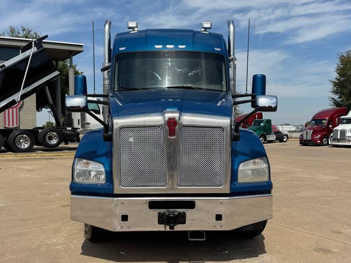 2019 Kenworth T880 76" Mid Roof Sleeper, exterior photo 5