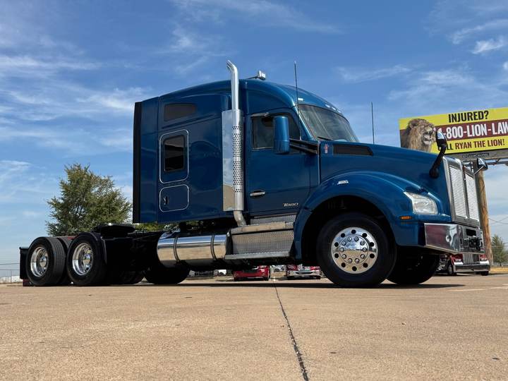 2019 Kenworth T880 76" Mid Roof Sleeper, exterior photo 6