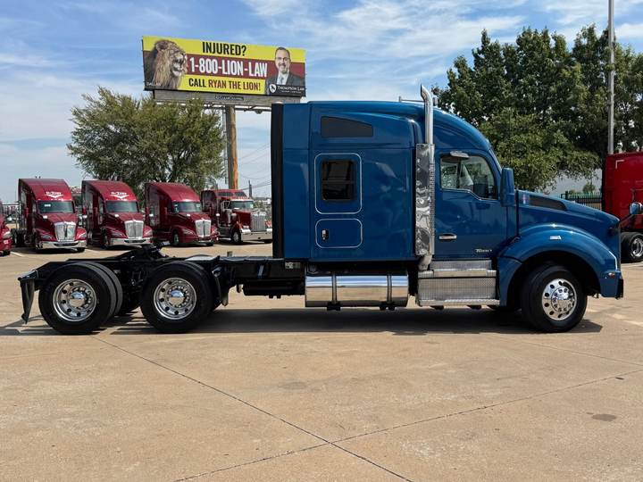 2019 Kenworth T880 76" Mid Roof Sleeper, exterior photo 7