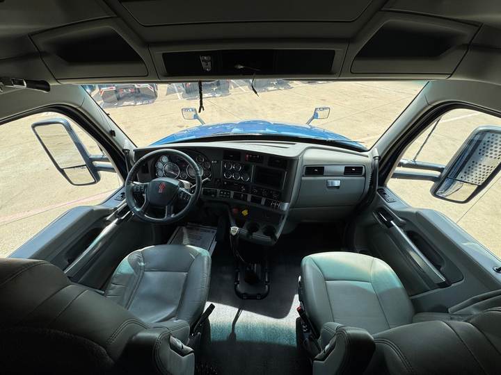 2019 Kenworth T880 76" Mid Roof Sleeper, interior photo 8