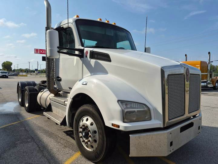 2019 Kenworth T880 Day Cab, exterior photo 1