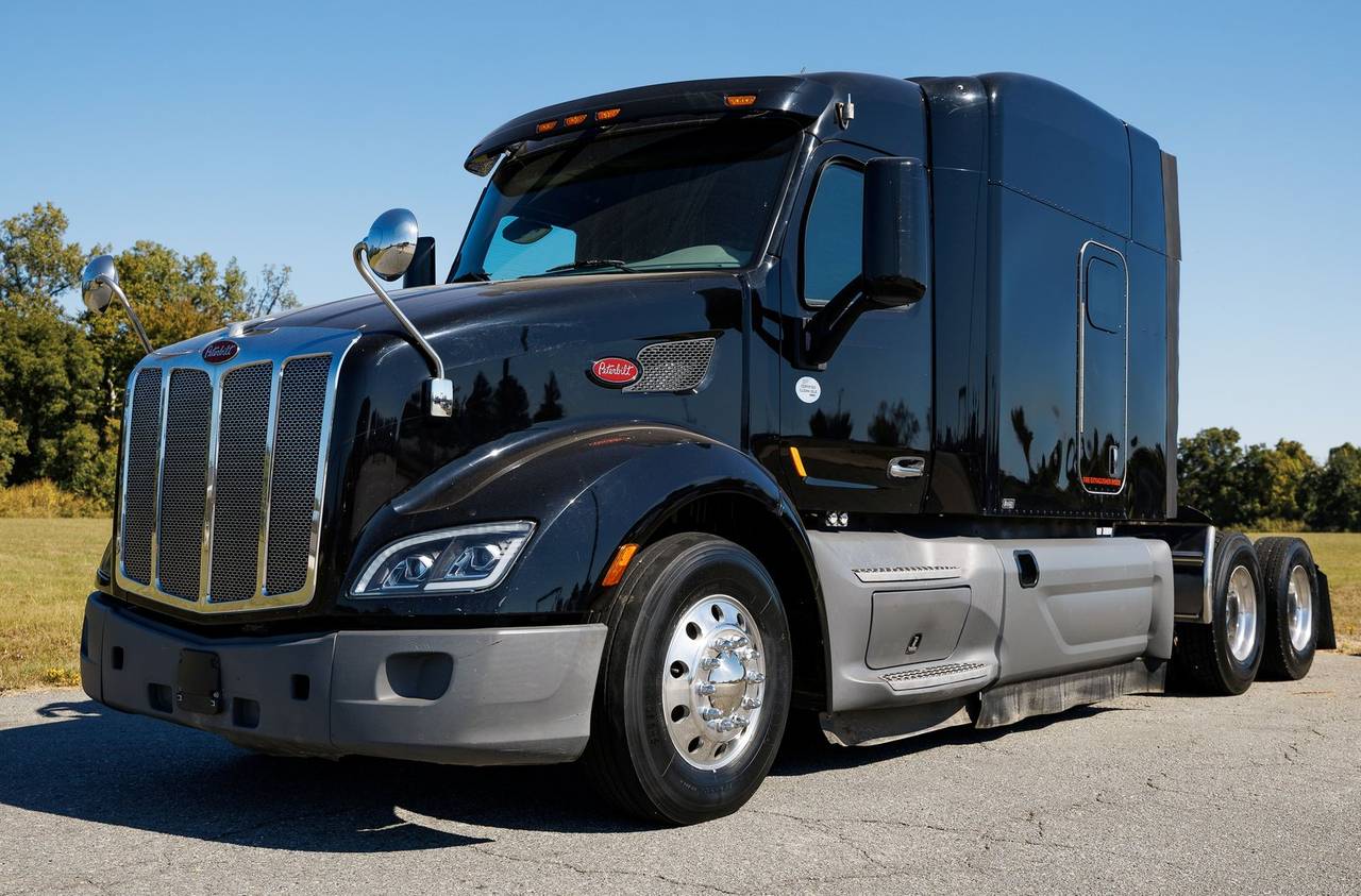 2019 Peterbilt 579 80" Raised Roof Sleeper, exterior photo 1