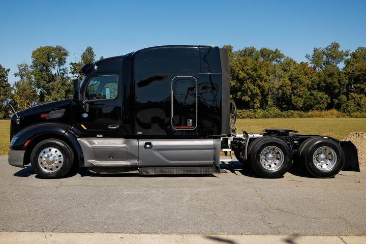 2019 Peterbilt 579 80" Raised Roof Sleeper, exterior photo 2