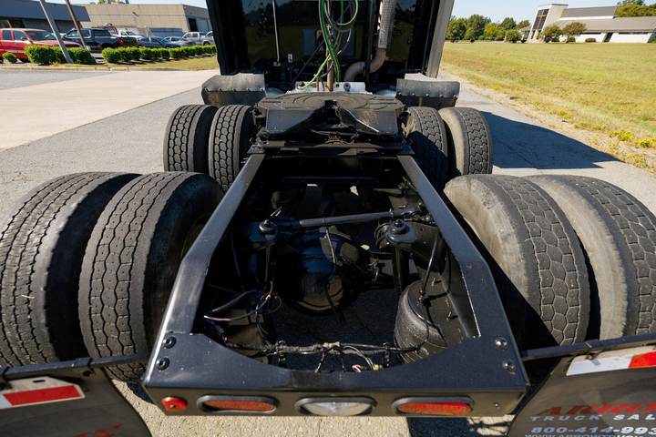 2019 Peterbilt 579 80" Raised Roof Sleeper, exterior photo 3