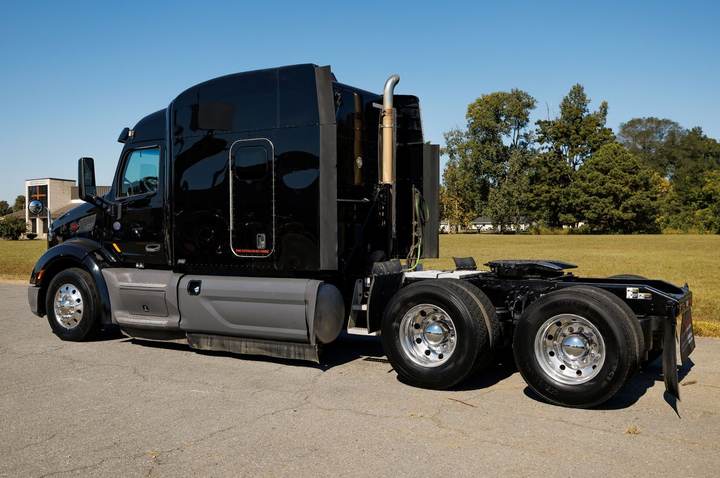 2019 Peterbilt 579 80" Raised Roof Sleeper, exterior photo 4