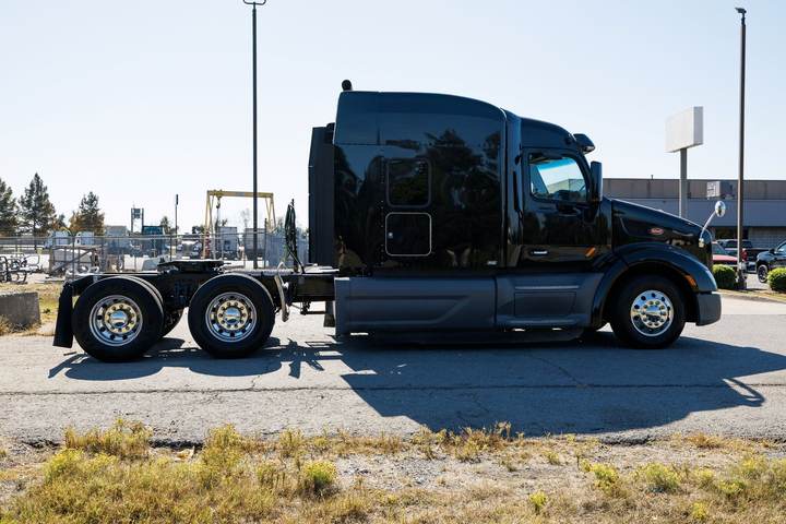 2019 Peterbilt 579 80" Raised Roof Sleeper, exterior photo 6