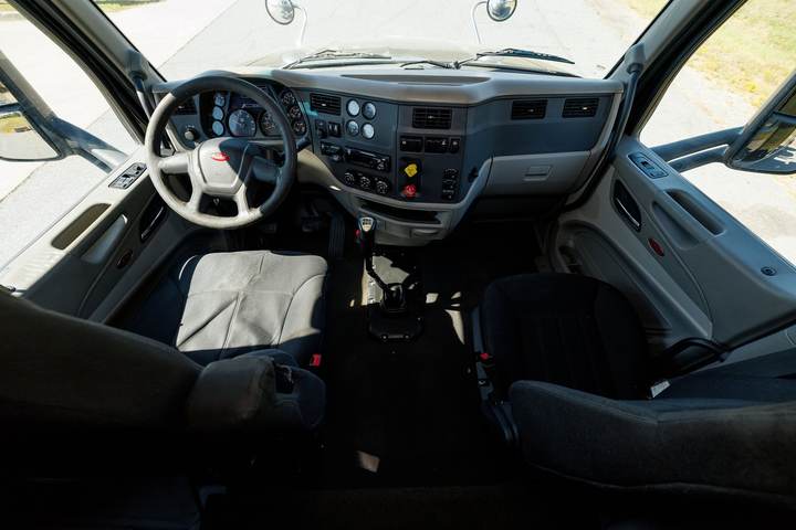 2019 Peterbilt 579 80" Raised Roof Sleeper, interior photo 7