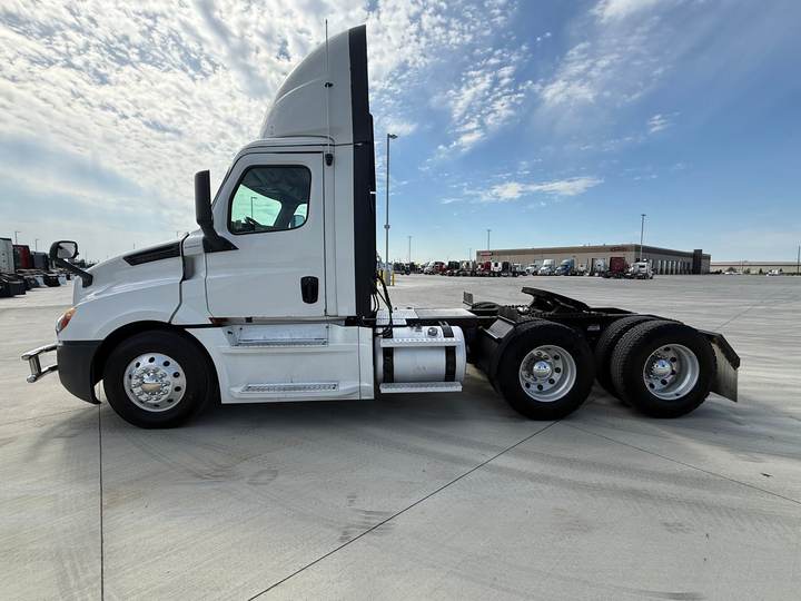2020 Freightliner PT126064S T Day Cab, exterior photo 5