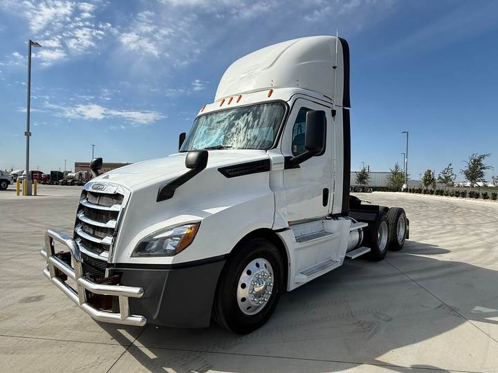 2020 Freightliner PT126064S T Day Cab, exterior photo 6