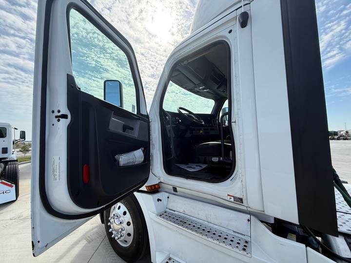 2020 Freightliner PT126064S T Day Cab, interior photo 7