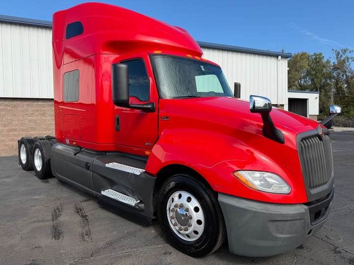 2020 International LT625 73" Raised Roof Sleeper, exterior photo 1