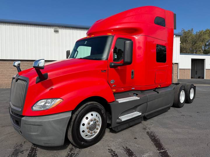 2020 International LT625 73" Raised Roof Sleeper, exterior photo 2