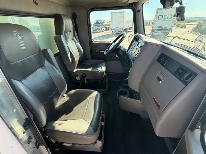 2020 Kenworth T270 Box Truck, interior photo 8