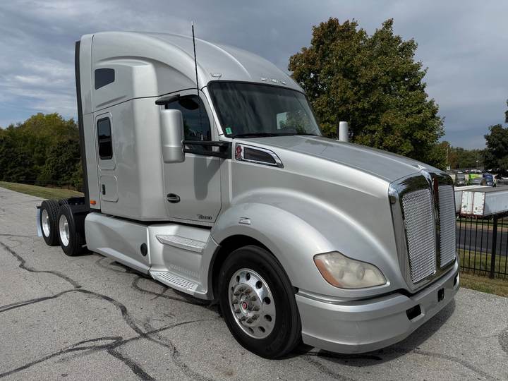2020 Kenworth T680 76" Raised Roof Sleeper, exterior photo 2