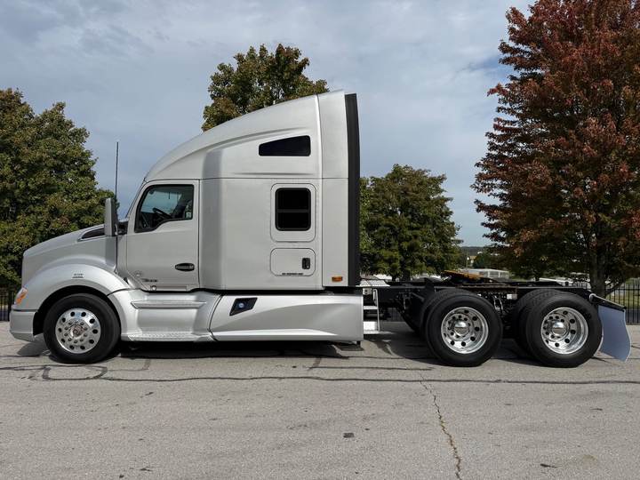 2020 Kenworth T680 76" Raised Roof Sleeper, exterior photo 4
