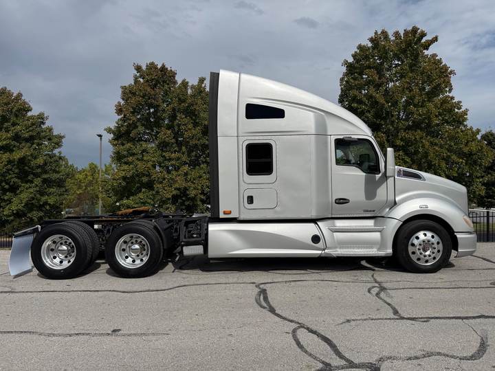 2020 Kenworth T680 76" Raised Roof Sleeper, exterior photo 6
