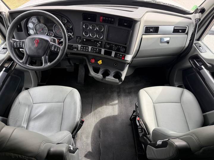 2020 Kenworth T680 76" Raised Roof Sleeper, interior photo 7