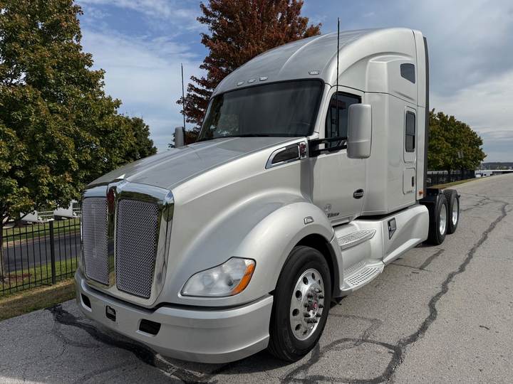 2020 Kenworth T680 76" Raised Roof Sleeper, exterior photo 2
