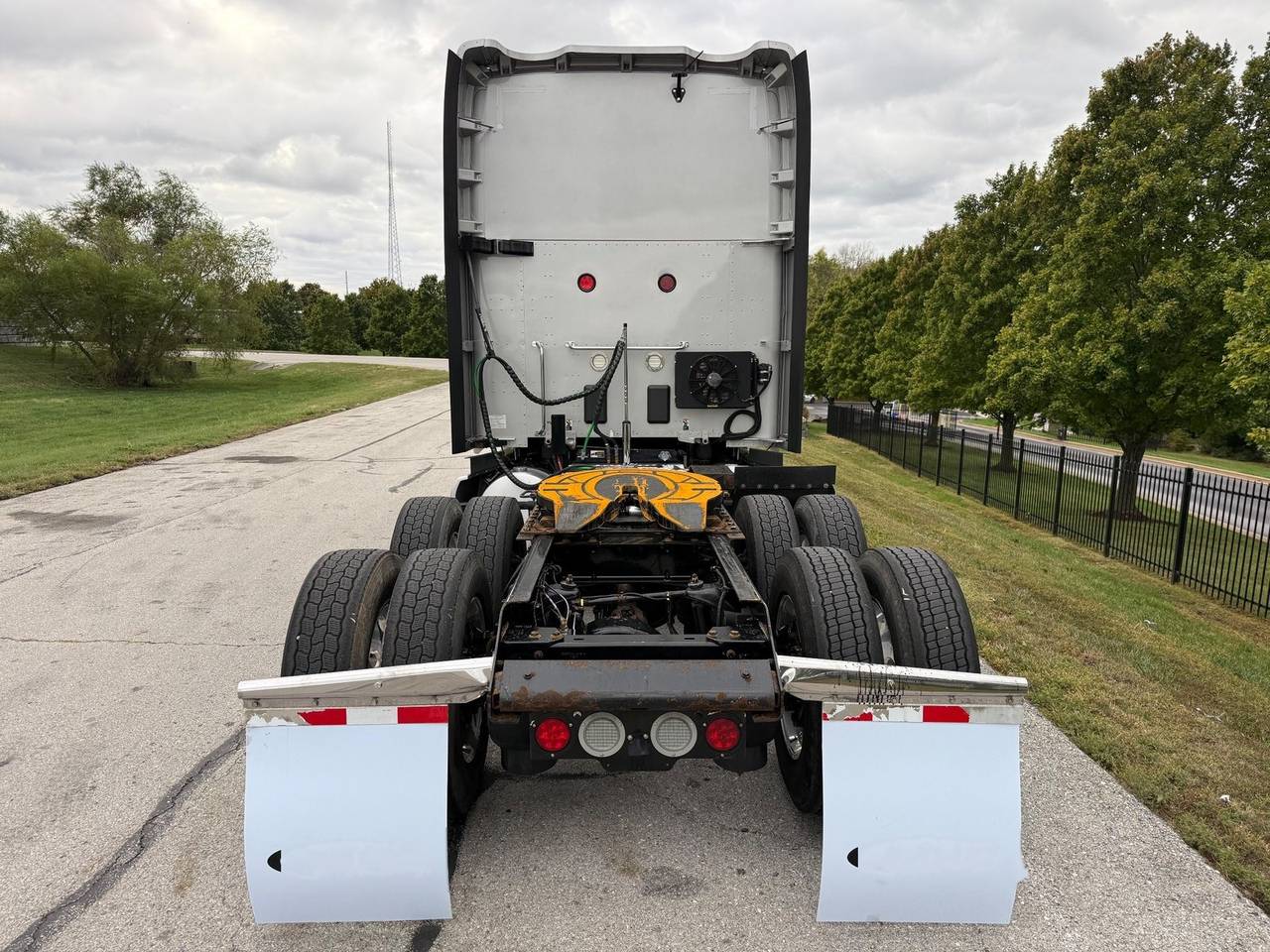 2020 Kenworth T680 76" Raised Roof Sleeper, exterior photo 1