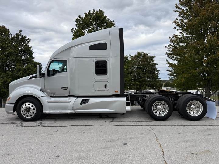 2020 Kenworth T680 76" Raised Roof Sleeper, exterior photo 2
