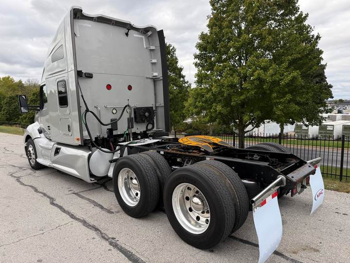 2020 Kenworth T680 76" Raised Roof Sleeper, exterior photo 3