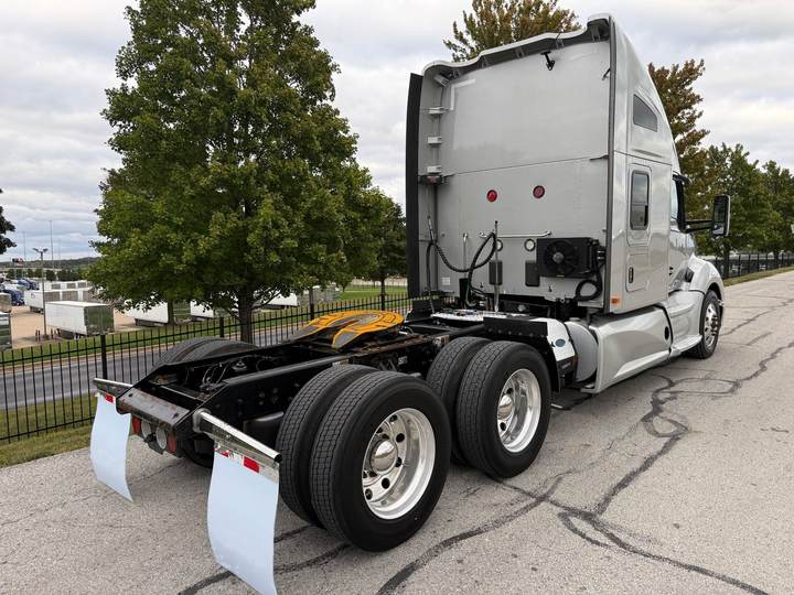 2020 Kenworth T680 76" Raised Roof Sleeper, exterior photo 5