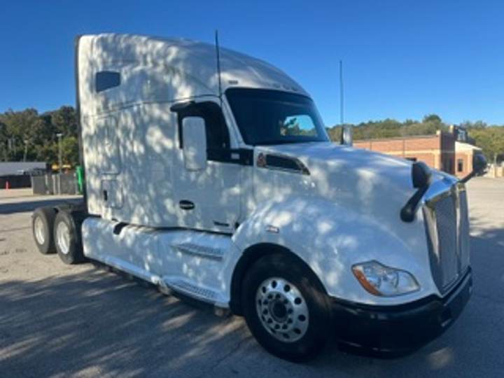 2020 Kenworth T680 76" Raised Roof Sleeper, exterior photo 1