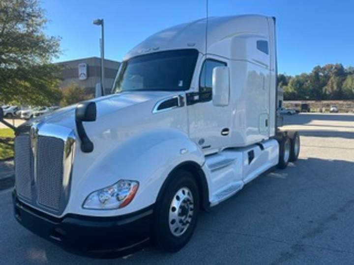2020 Kenworth T680 76" Raised Roof Sleeper, exterior photo 2