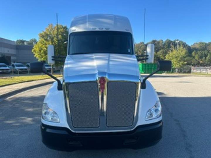 2020 Kenworth T680 76" Raised Roof Sleeper, exterior photo 4