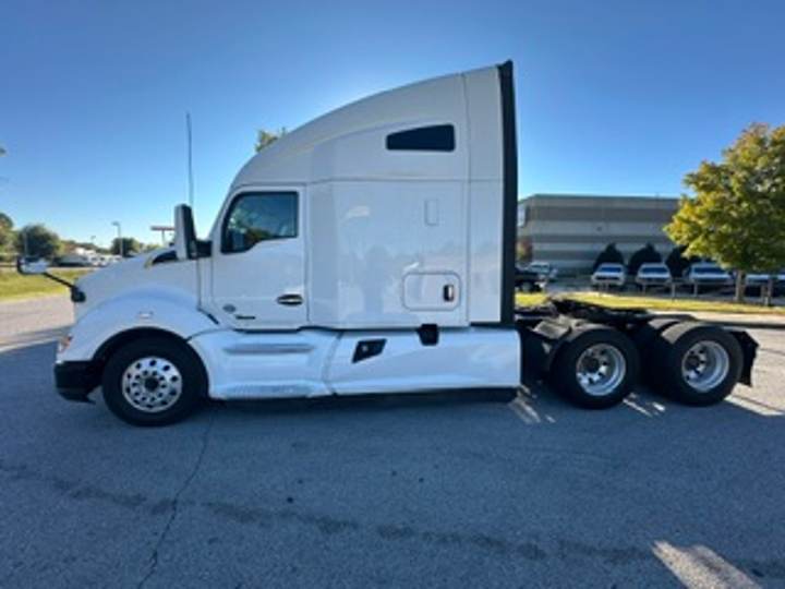 2020 Kenworth T680 76" Raised Roof Sleeper, exterior photo 5