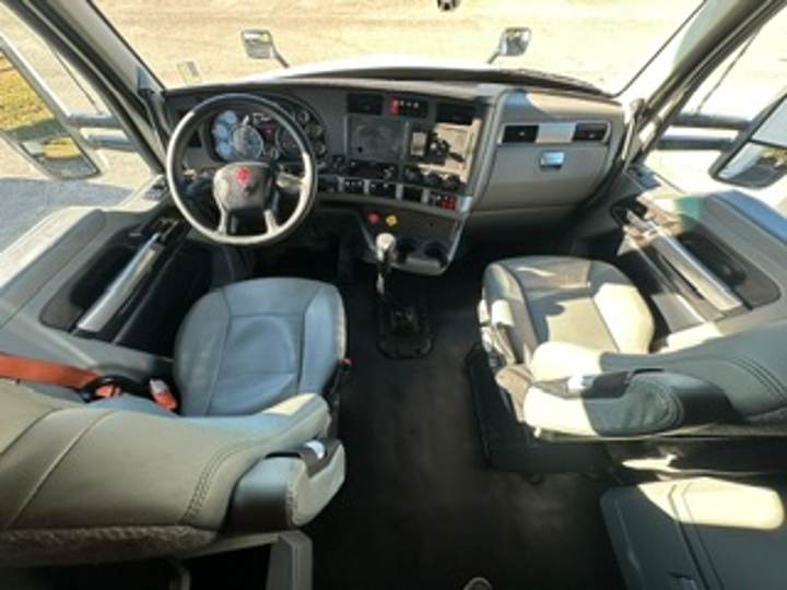 2020 Kenworth T680 76" Raised Roof Sleeper, interior photo 6