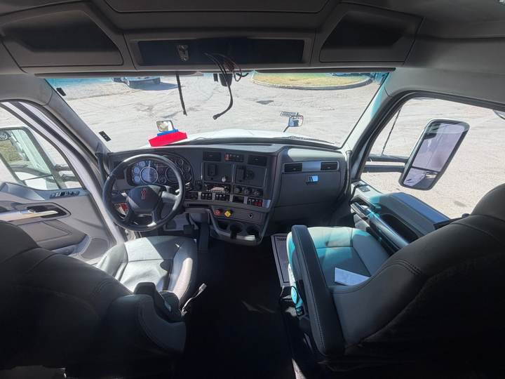 2020 Kenworth T680 76" Raised Roof Sleeper, interior photo 7