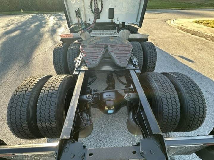 2020 Kenworth T680 76" Raised Roof Sleeper, exterior photo 2