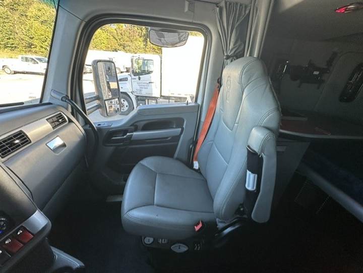 2020 Kenworth T680 76" Raised Roof Sleeper, interior photo 4