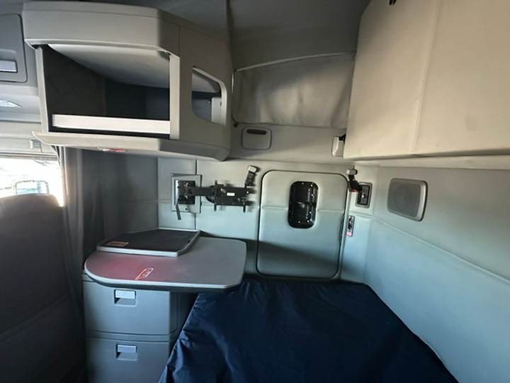2020 Kenworth T680 76" Raised Roof Sleeper, interior photo 3