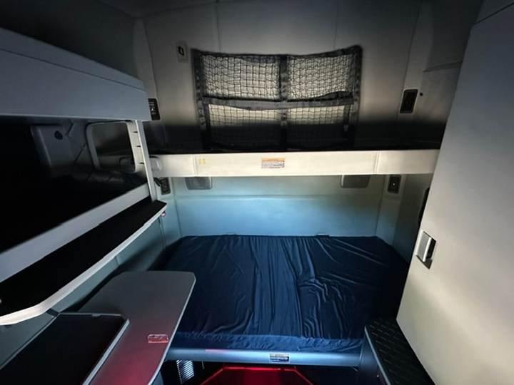 2020 Kenworth T680 76" Raised Roof Sleeper, interior photo 4