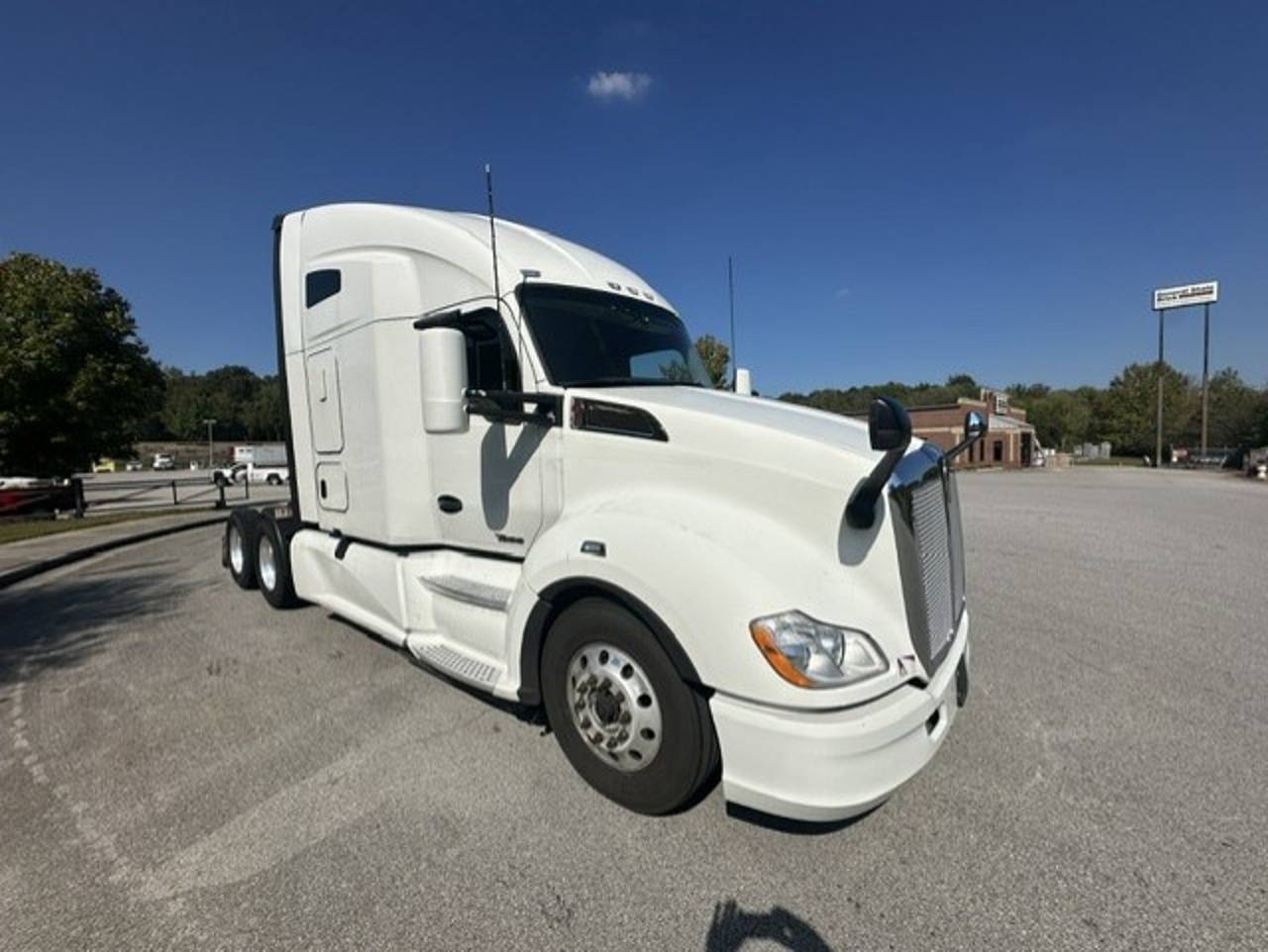 2020 Kenworth T680 76" Raised Roof Sleeper, exterior photo 1