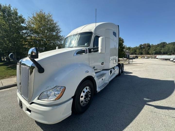 2020 Kenworth T680 76" Raised Roof Sleeper, exterior photo 2