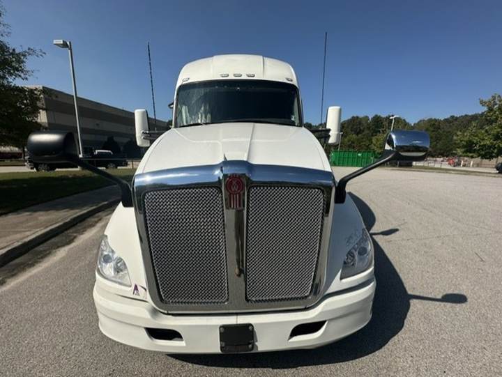 2020 Kenworth T680 76" Raised Roof Sleeper, exterior photo 4