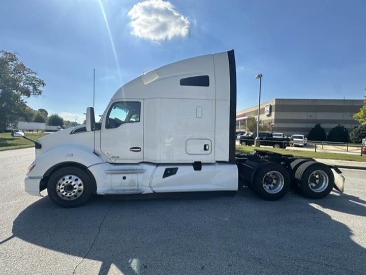2020 Kenworth T680 76" Raised Roof Sleeper, exterior photo 5