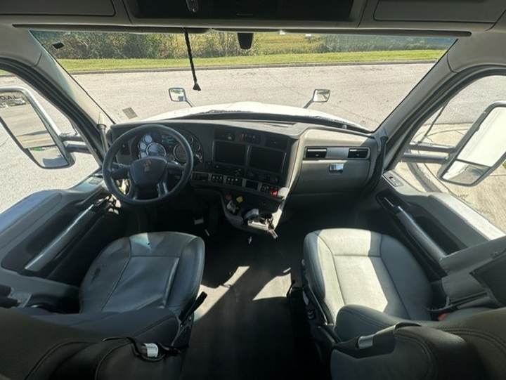 2020 Kenworth T680 76" Raised Roof Sleeper, interior photo 7