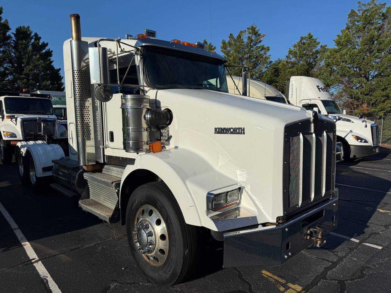 2020 Kenworth T800 38" Mid Roof Sleeper, exterior photo 1
