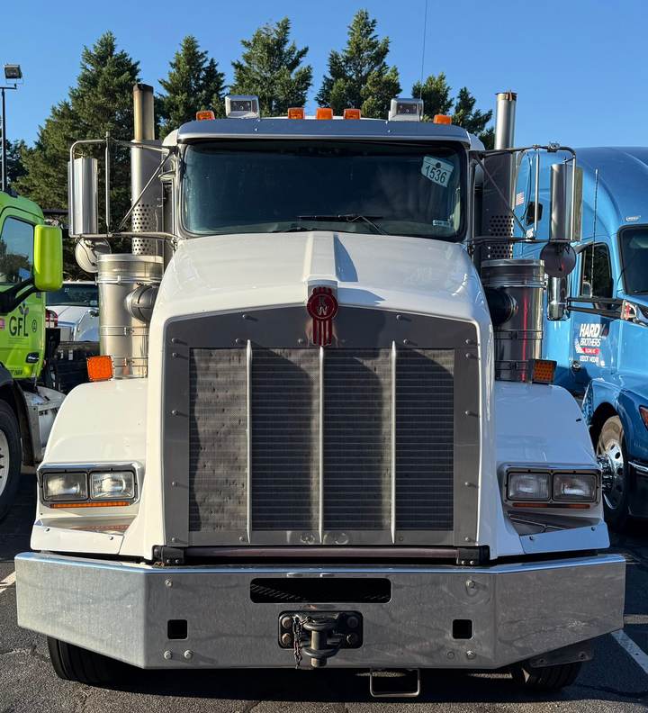 2020 Kenworth T800 38" Mid Roof Sleeper, exterior photo 2