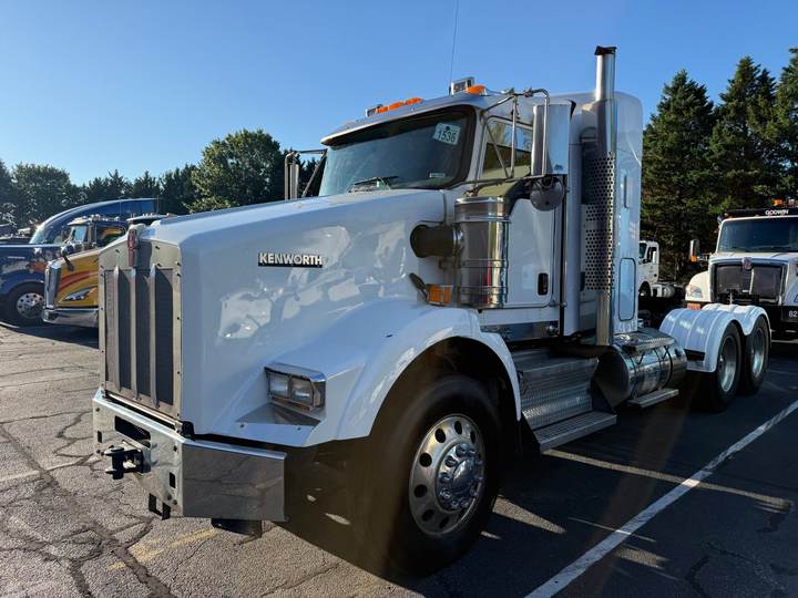 2020 Kenworth T800 38" Mid Roof Sleeper, exterior photo 3