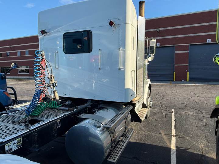 2020 Kenworth T800 38" Mid Roof Sleeper, exterior photo 4