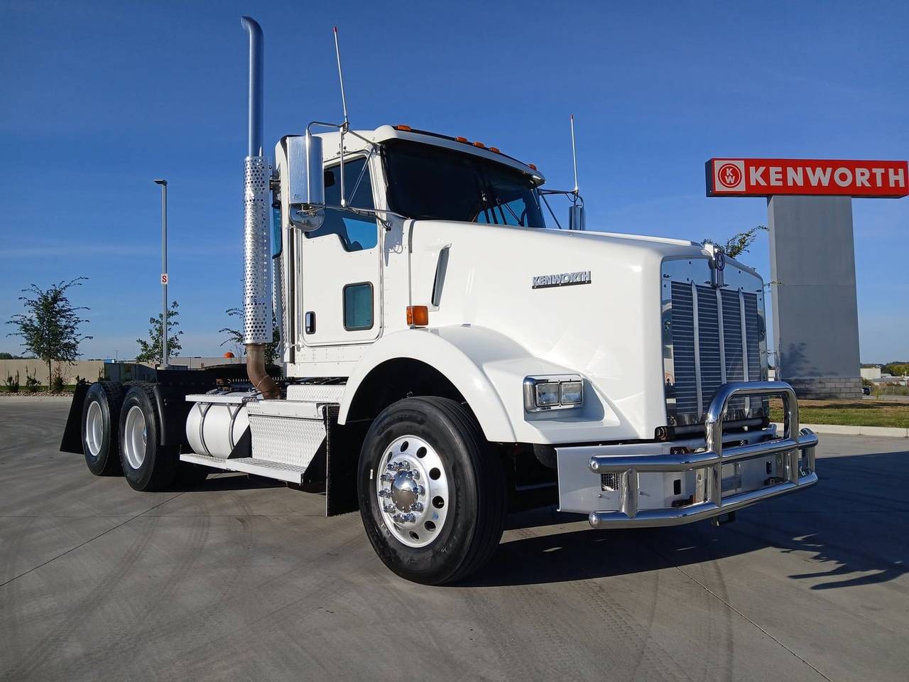 2020 Kenworth T800 Day Cab, exterior photo 1