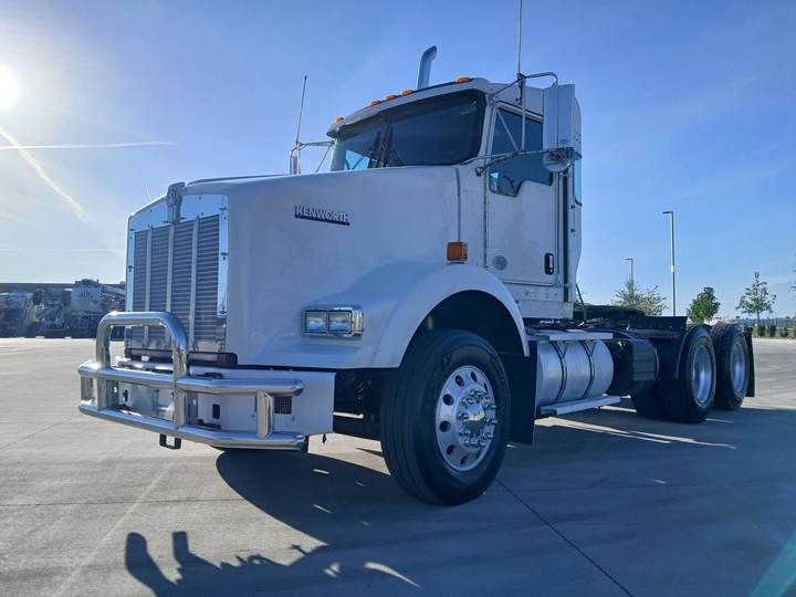 2020 Kenworth T800 Day Cab, exterior photo 2
