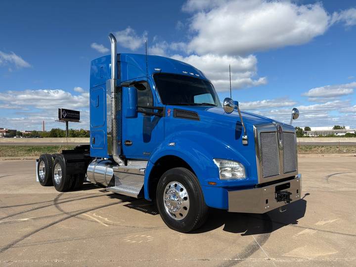 2020 Kenworth T880 52" Raised Roof Sleeper, exterior photo 1