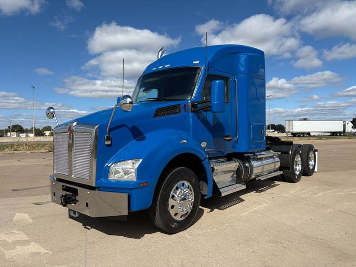2020 Kenworth T880 52" Raised Roof Sleeper, exterior photo 2