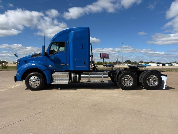 2020 Kenworth T880 52" Raised Roof Sleeper, exterior photo 3